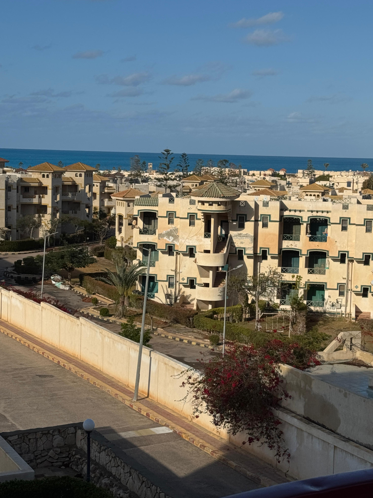 شاليه علوي فيو بحر تشطيب سوبر لوكس بالتقسيط والاستلام فوررري في الساحل الشمالي قرية بانوراما بيتش 