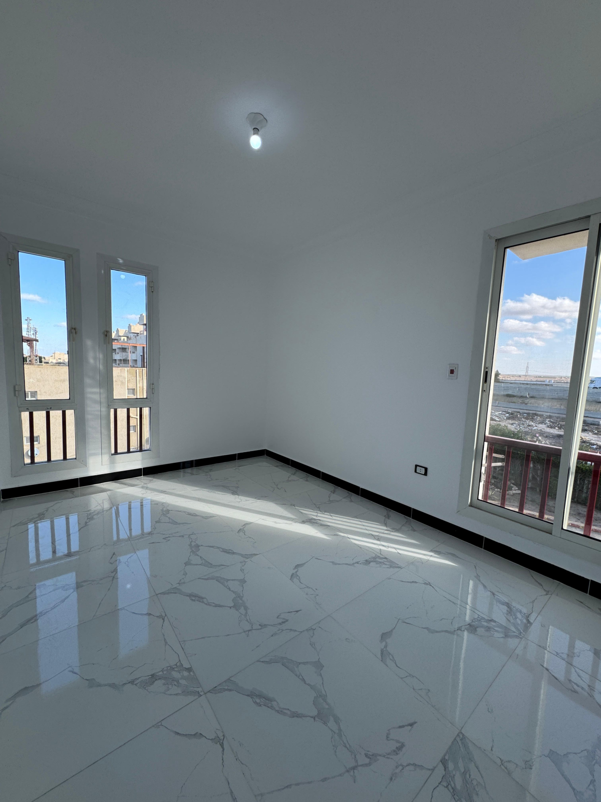 شاليه علوي فيو بحر تشطيب سوبر لوكس بالتقسيط والاستلام فوررري في الساحل الشمالي قرية بانوراما بيتش 