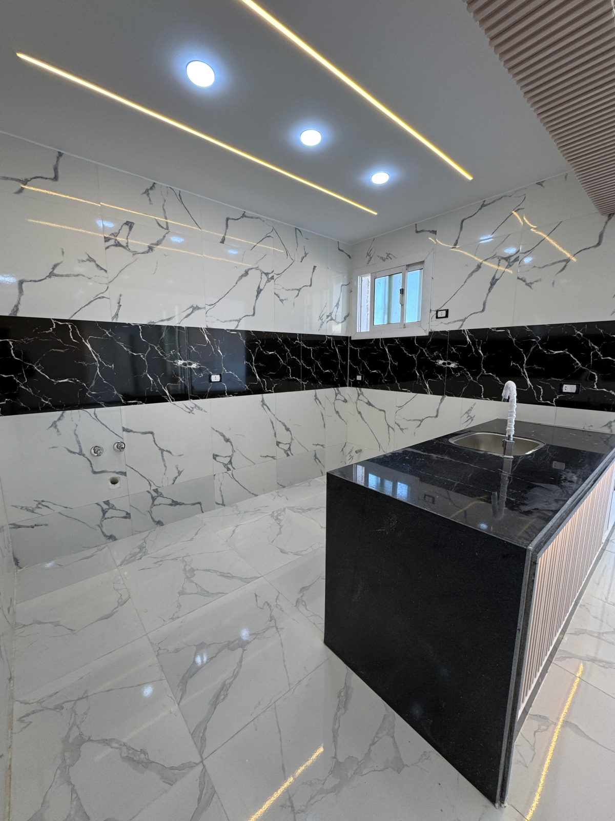 شاليه علوي فيو بحر تشطيب سوبر لوكس بالتقسيط والاستلام فوررري في الساحل الشمالي قرية بانوراما بيتش 