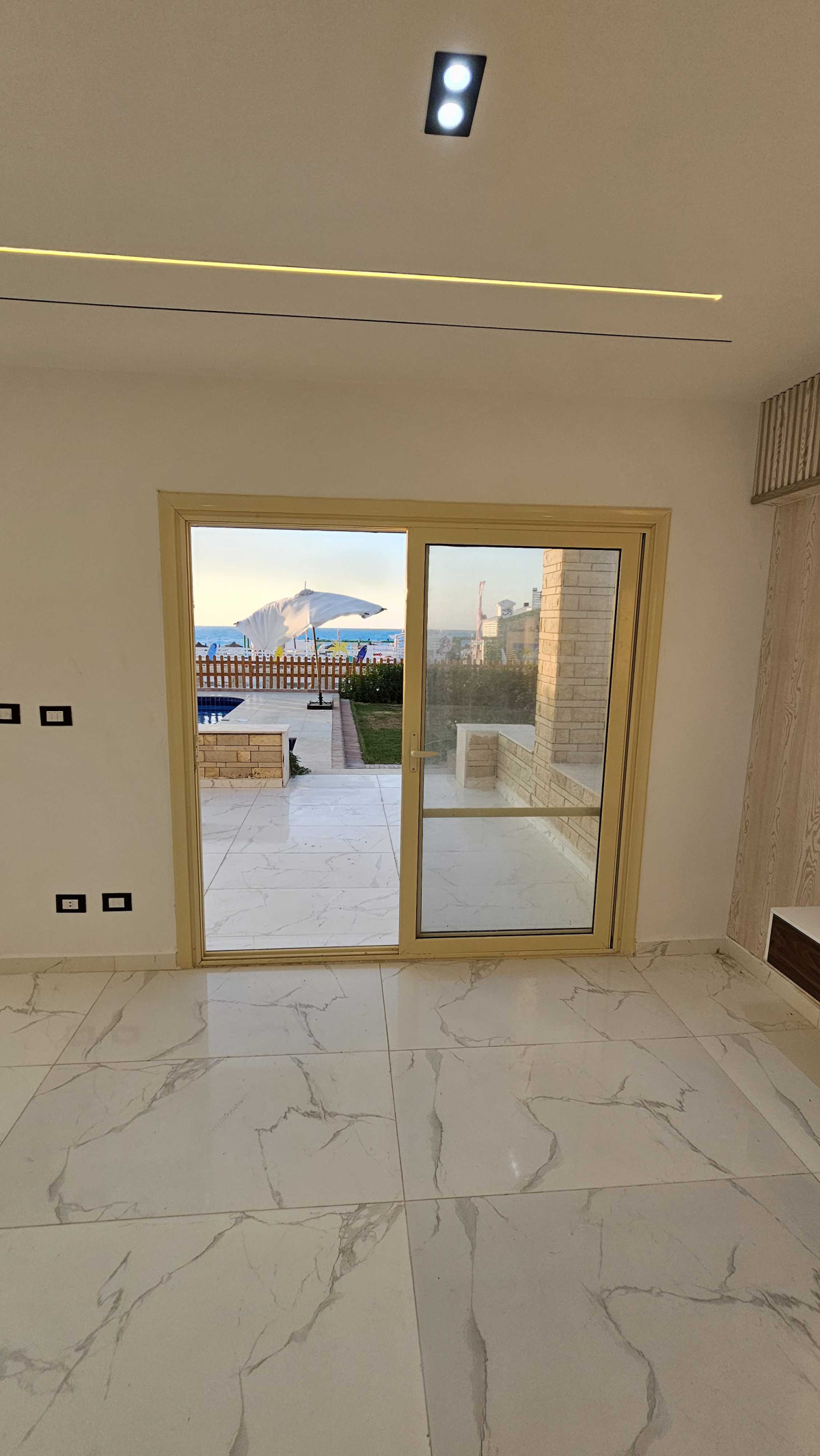 فيلا لقطه للبيع اول صف بحر وحمام سباحه خاص للفيلا بالساحل الشمالي بالتقسيط والاستلام فوررري 