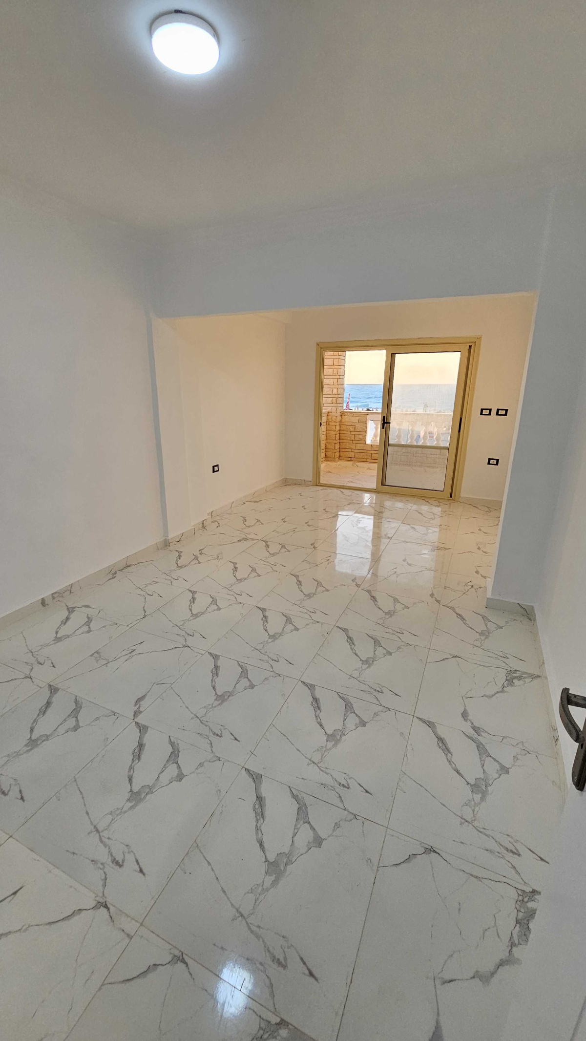 فيلا لقطه للبيع اول صف بحر وحمام سباحه خاص للفيلا بالساحل الشمالي بالتقسيط والاستلام فوررري 