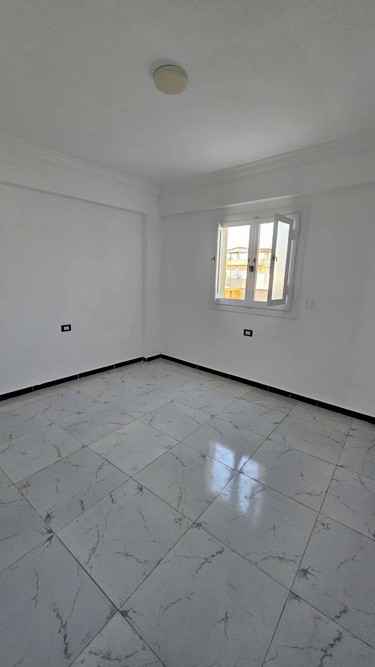 شاليه ارضي بحديقة وحمام سباحه للبيع بالتقسيط والاستلام فوررري في الساحل الشمالي قرية الروضه الكيلو 71