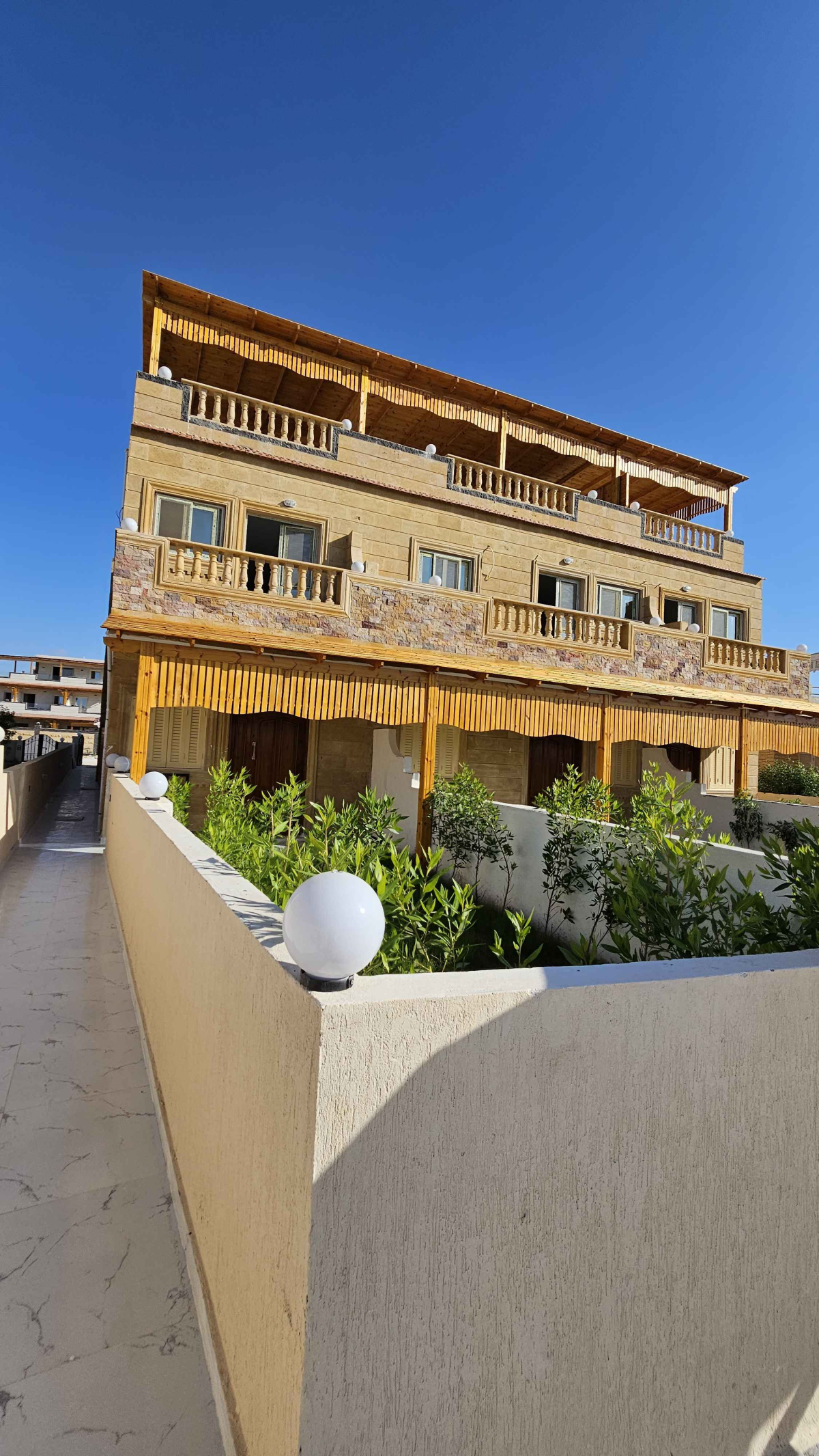 شاليه ارضي بحديقة وحمام سباحه للبيع بالتقسيط والاستلام فوررري في الساحل الشمالي قرية الروضه الكيلو 71