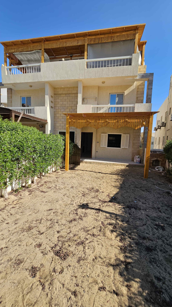 شاليه ارضي بحديقة للبيع بالتقسيط وحمام سباحه بالساحل الشمالي بتشطيب سوبر لوكس ولاستلام فوررري 