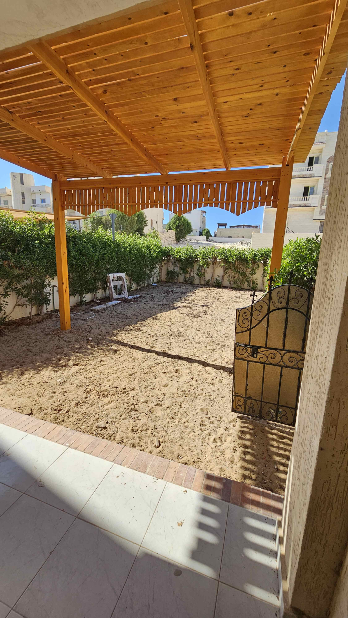 شاليه ارضي بحديقة للبيع بالتقسيط وحمام سباحه بالساحل الشمالي بتشطيب سوبر لوكس ولاستلام فوررري 