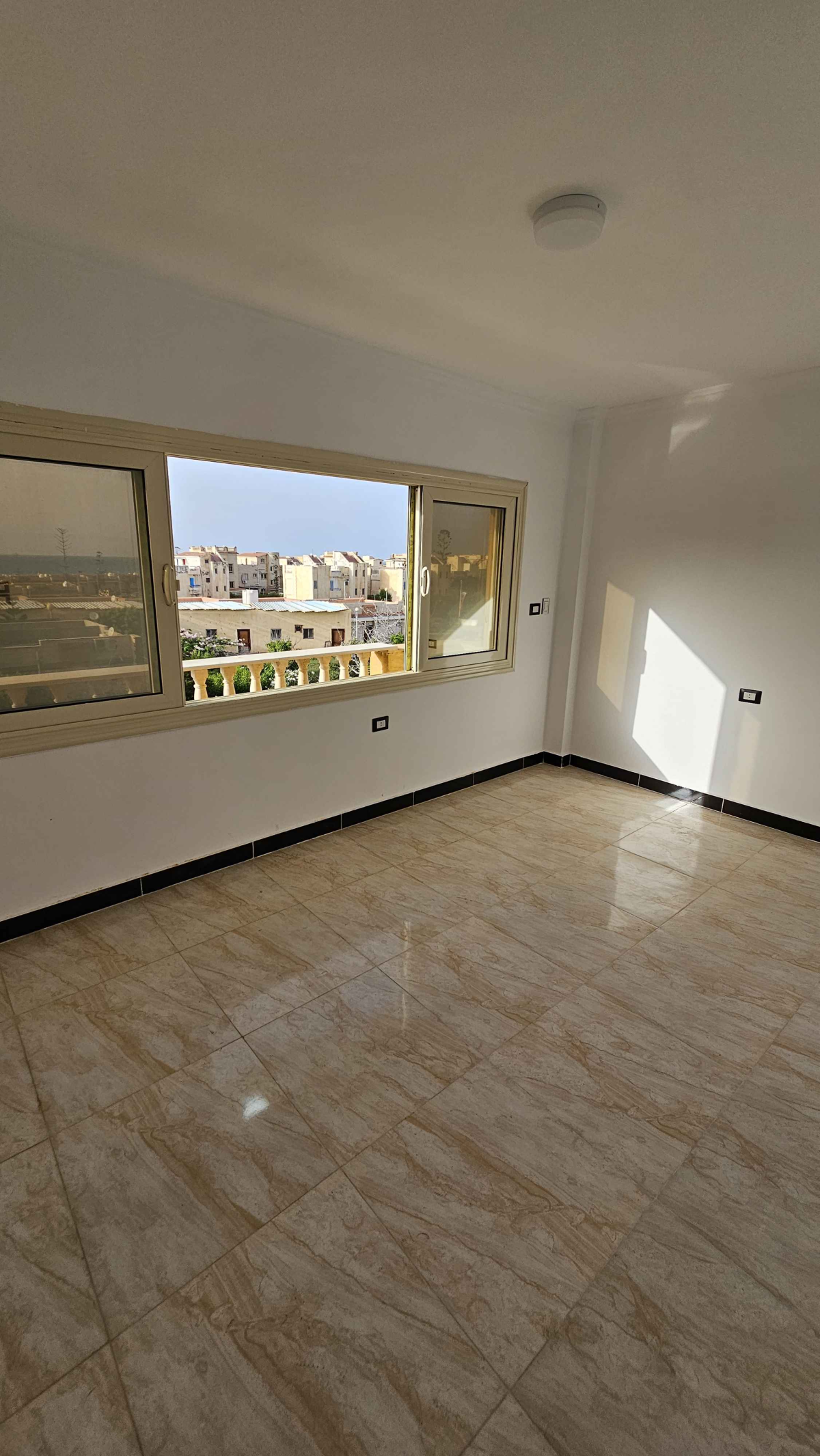 شاليه اول علوي بروف فيو بحر تشطيب الترا سوبر لوكس بالتقسيط والاستلام فوررري في الساحل الشمالي قرية بدر 