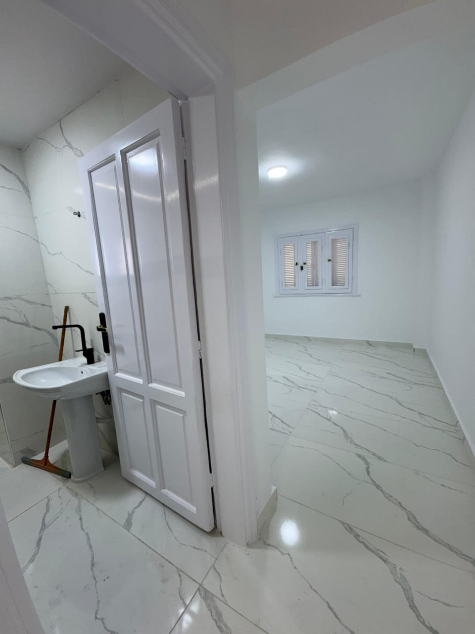 شاليه للبيع اول علوي فيو بحر وحمام سباحه بالساحل الشمالي قرية مارينا فلاورز 