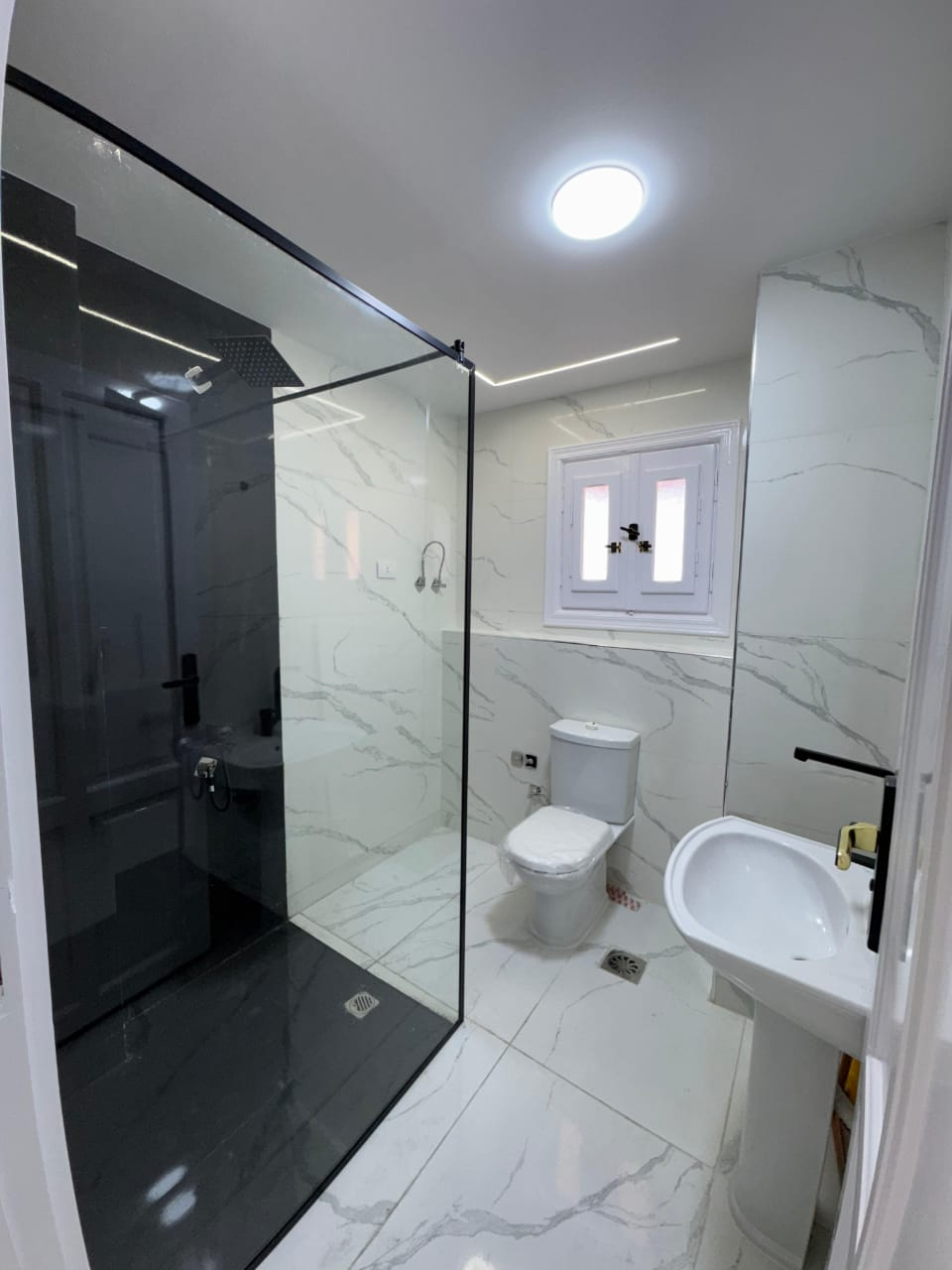 شاليه للبيع اول علوي فيو بحر وحمام سباحه بالساحل الشمالي قرية مارينا فلاورز 