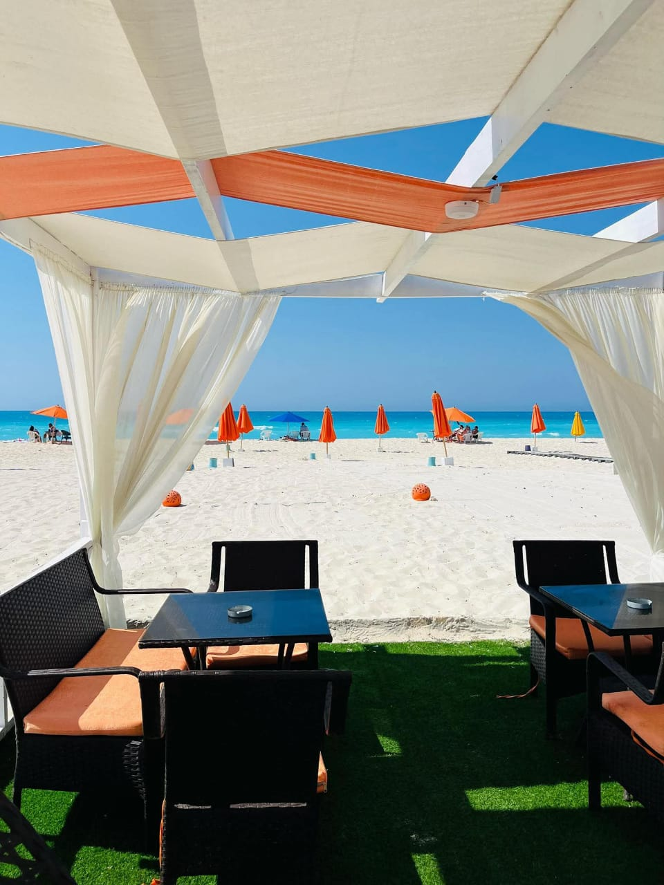 شاليه للبيع اول علوي فيو بحر وحمام سباحه بالساحل الشمالي قرية مارينا فلاورز 