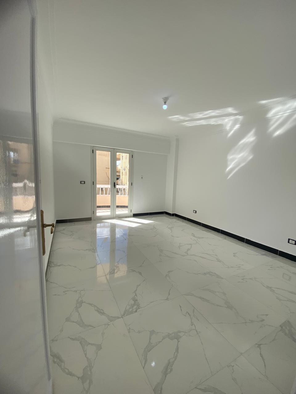 شاليه جميل جدا للبيع بالتقسيط تشطيب عالي جدا في قريه هايدي الساحل الشمالي