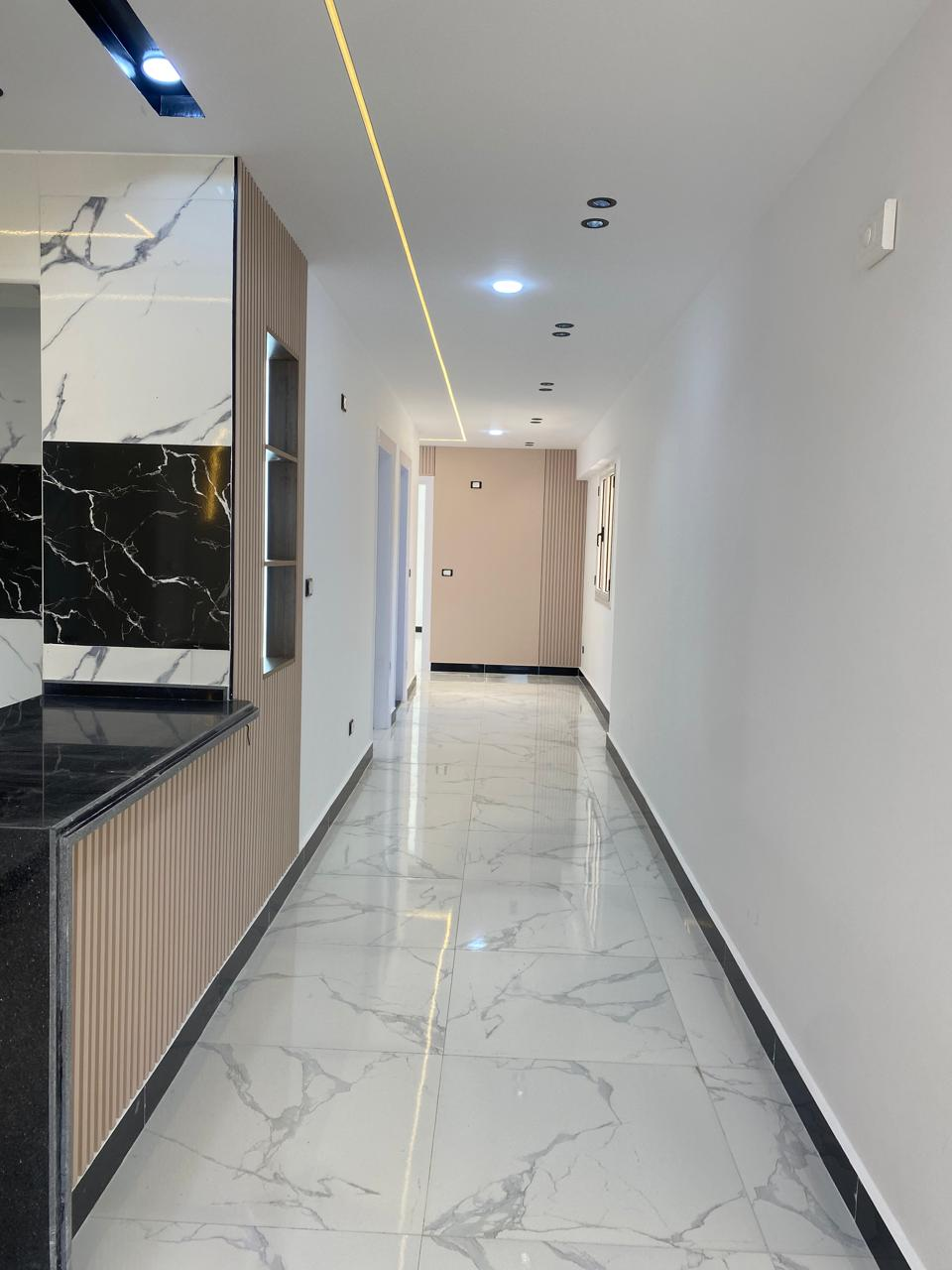 شاليه جميل جدا للبيع بالتقسيط تشطيب عالي جدا في قريه هايدي الساحل الشمالي